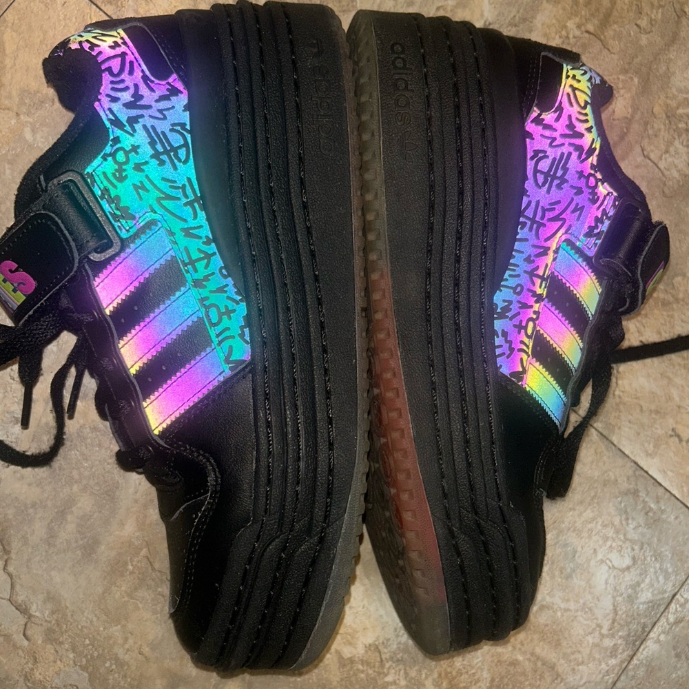 Adidas Kris Andrew Small x Forum Triple Platform Low Pride sneakers in black. - Picture 6 of 10